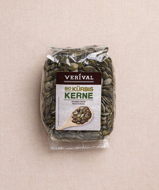 Eine Packung mit Kürbiskerne von Verival Bio GmbH, reich an essentiellen Nährstoffen.