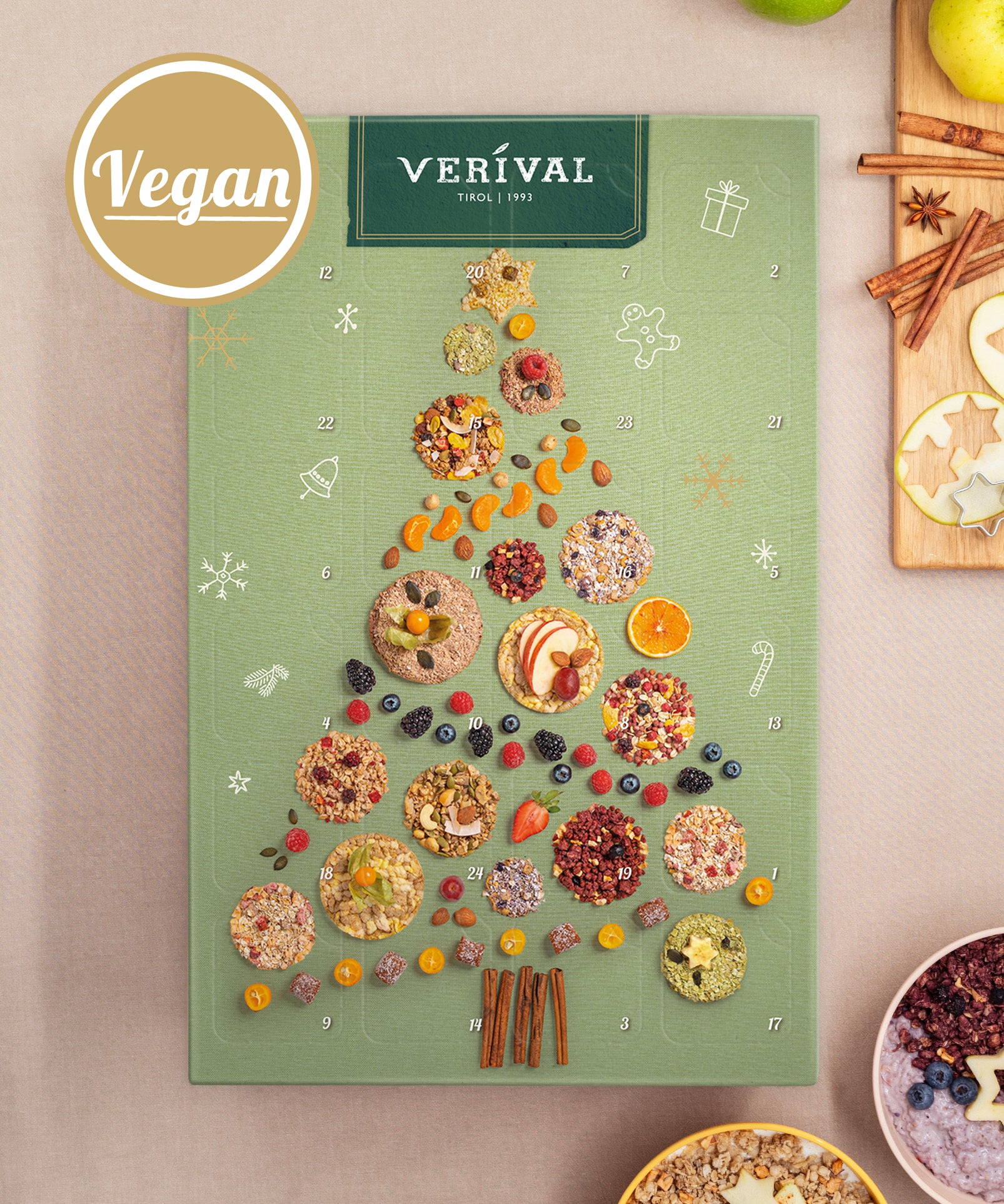 Die Adventskalender-Box Vegan von Verival Bio GmbH bietet vegane Leckereien in Weihnachtsbaumform, reich an Ballaststoffen, mit getrockneten Früchten und Gewürzen - bio-zertifiziert für ein nachhaltiges Frühstück.