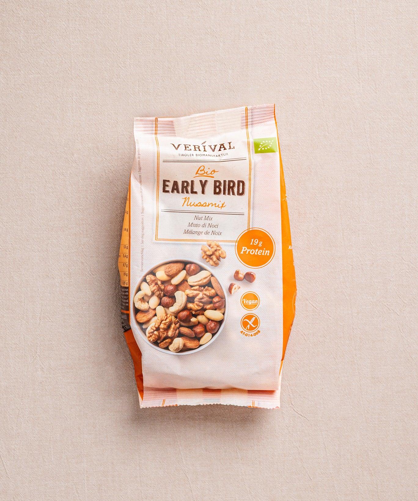 eine Packung Early Bird Nussmischung von Verival Bio und präsentiert stolz ihre 19 g Protein sowie ihre veganen und biologischen Eigenschaften.