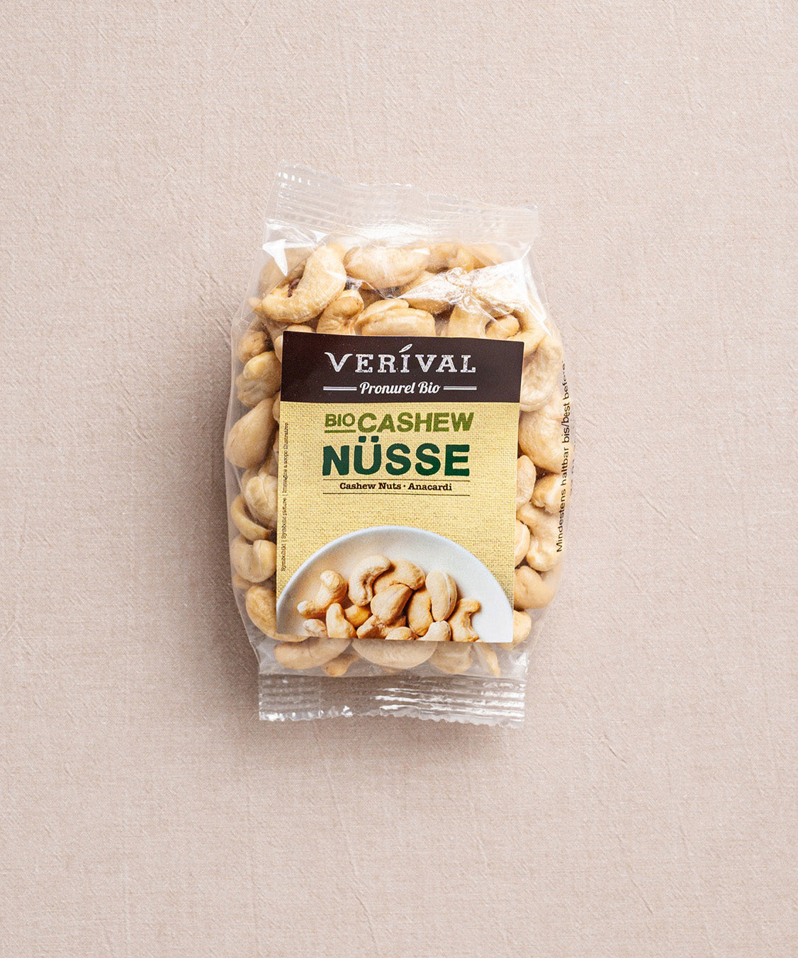 Ein Packung mit Cashewnüssen der Verival Bio GmbH, ideal für eine gesunde Ernährung zwischendurch.
