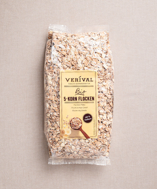 Die 5-Korn Flocken von Verival Bio sind eine nahrhafte Frühstücksmischung mit Bio-Vollkorn. Das beigefarbene Etikett unterstreicht den hohen Gehalt an pflanzlichem Protein.