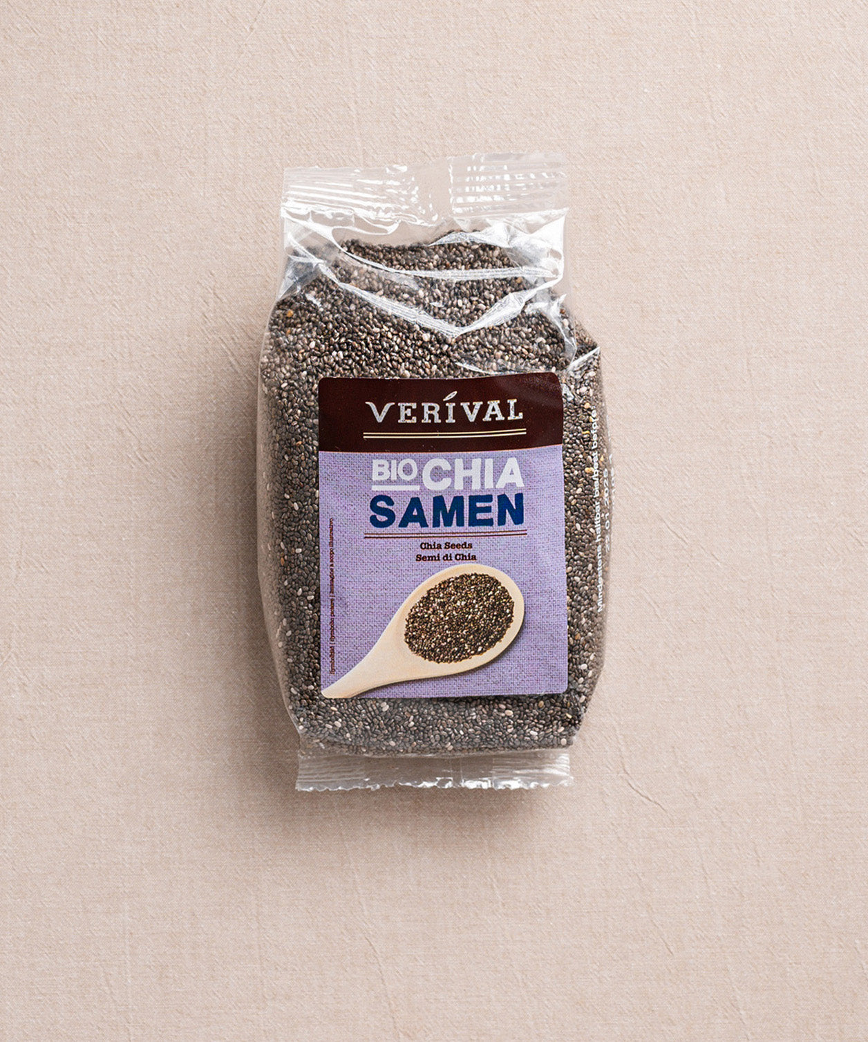 Eine Packung mit Chiasamen von Verival Bio, die für ihren Superfood-Status und ihren hohen Gehalt an Omega-3-Fettsäuren bekannt sind, wird ansprechend präsentiert.
