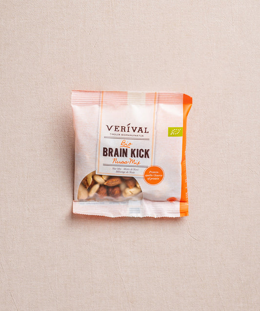 Eine Einzelportionspackung des Produktes „Brain Kick“ der Verival Bio GmbH, welches Bio-Nüsse und Trockenfrüchte enthält. Dieser Snack lädt deinen Energiespeicher auf und sorgt für mehr Leistungsfähigkeit.