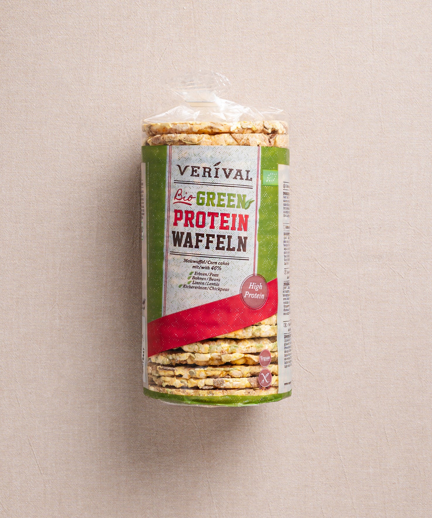 Vor einem beigen Hintergrund liegt eine Produkt aus dem Set „Protein Breakfast“ von Verival Bio mit Green Protein Waffeln, ideal für Sportler.