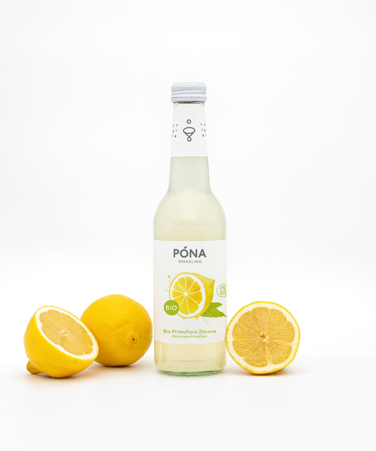 Im Zentrum steht eine Flasche PONA Primofiore Zitrone, hergestellt aus Bio-Fruchtsaft und erfrischendem Gebirgsquellwasser umgeben von zwei ganzen Zitronen und einer halbierten Zitrone, alles vor weißem Hintergrund.