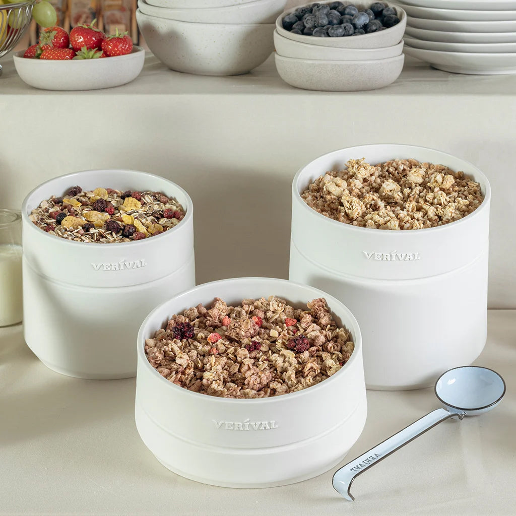 Verival Frühstücksprodukte werden in elegant gestylten Keramik-Behältern auf einem Frühstücksbuffet  aufbewahrt