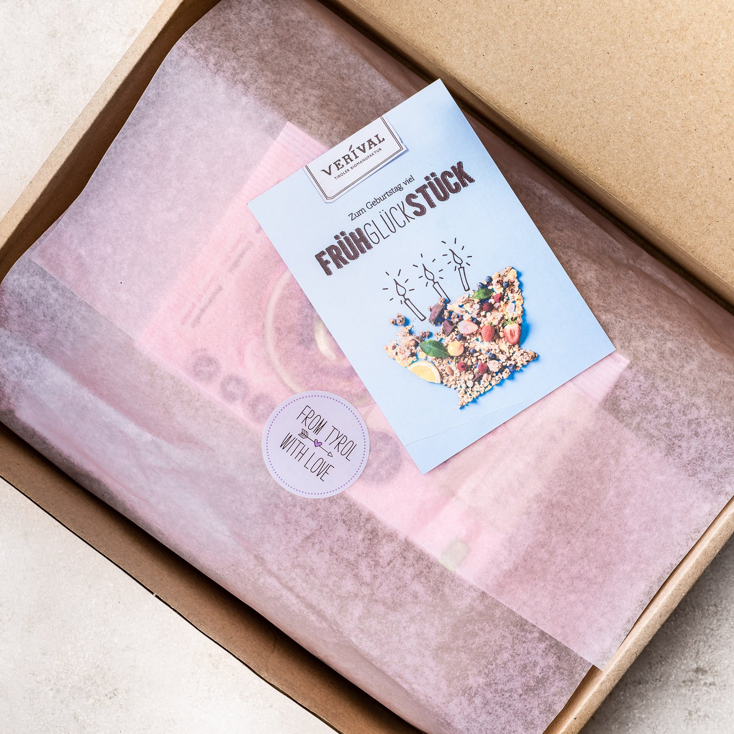 Ein verpacktes Verival Geschenkset mit einer Verival-Glückwunschkarte.