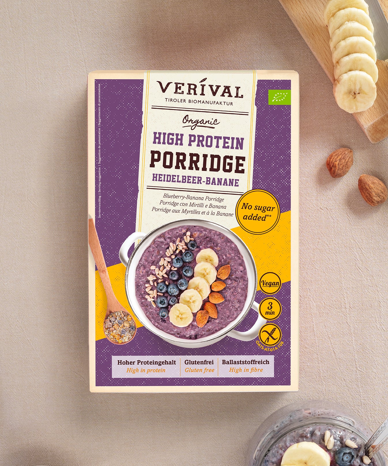 Eine Packung des High Protein Porridge Heidelbeere-Banane von Verival Bio präsentiert sich in einer farbenfrohen Verpackung. Er ist vegan, ohne Zuckerzusatz, und in 3 Minuten fertig zubereitet.