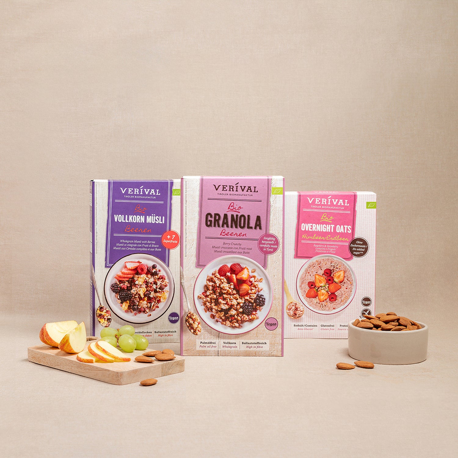 Packungen der Verival-Produkte Beeren Vollkorn Müsli, Apfel-Zimt Granola und Bircher Porridge.