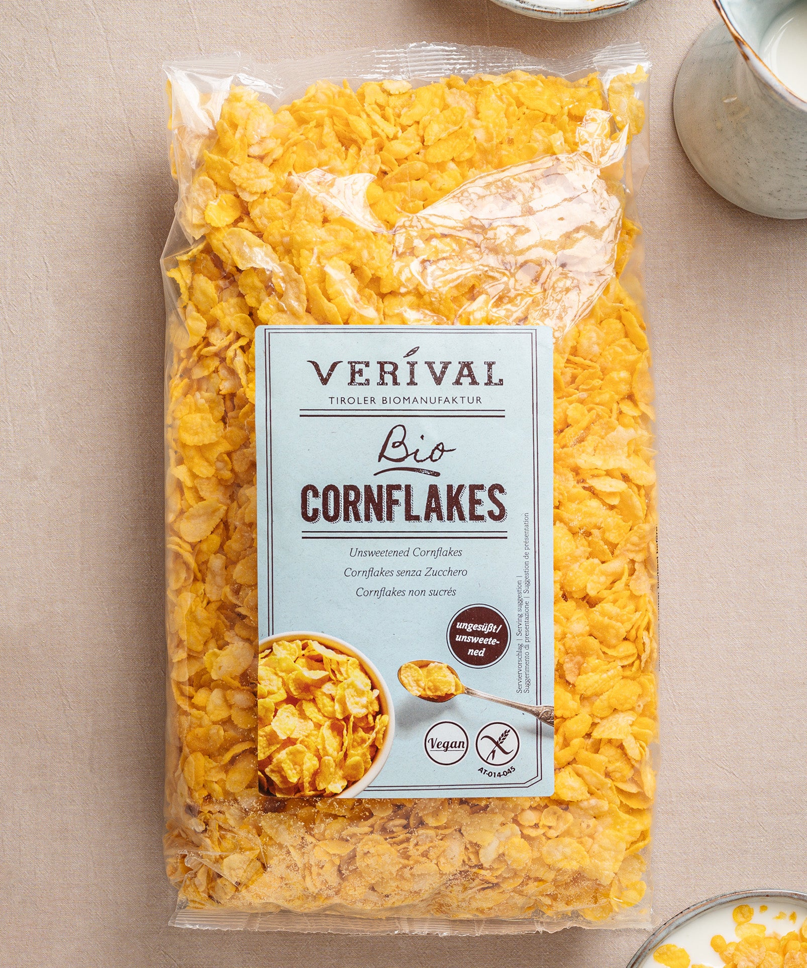 Auf einem Tisch steht eine Packung Cornflakes ungesüßt von Verival Bio, gekennzeichnet als ungesüßt und vegan.