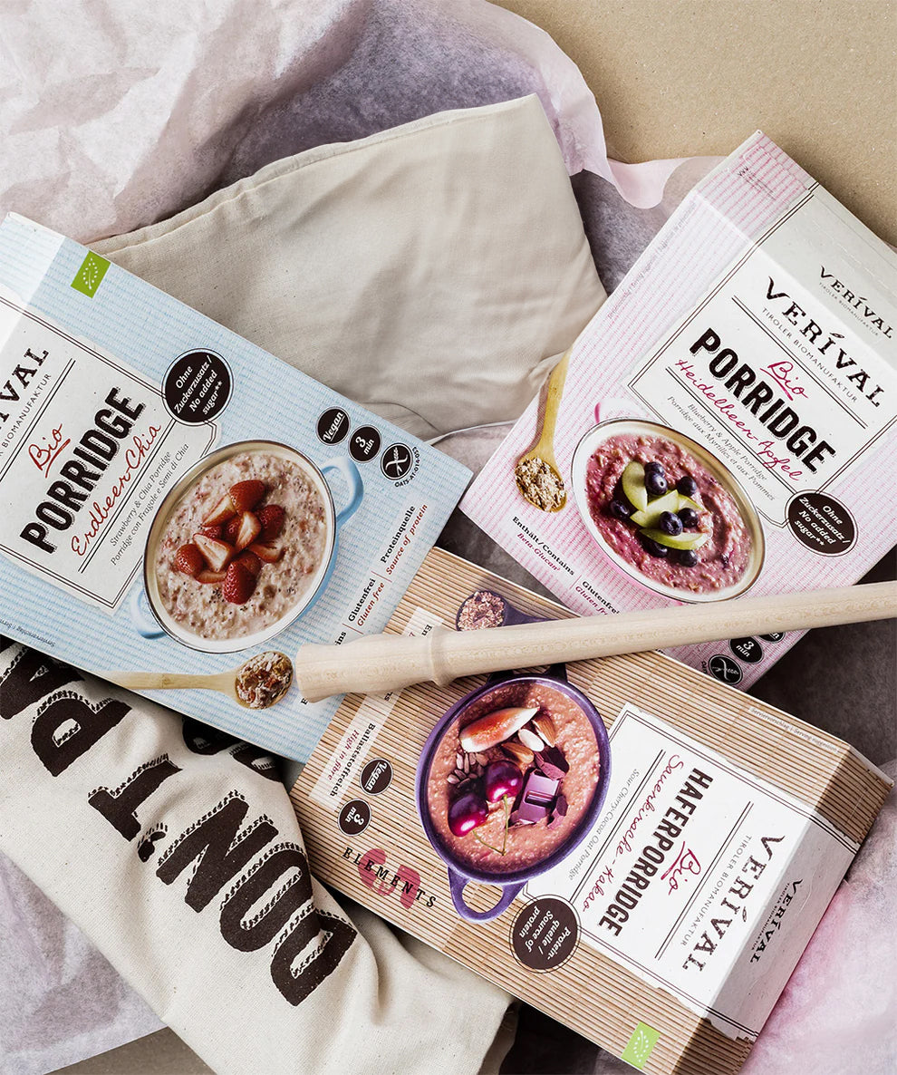Das Set "Porridge Lover" der Verival Bio GmbH mit drei Porridge-Geschmacksrichtungen im Stoffbeutel mit Holzlöffel ist das ideale vegane Geschenkset für alle Porridge-Fans und besticht durch attraktive Verpackungs- und Servierideen.
