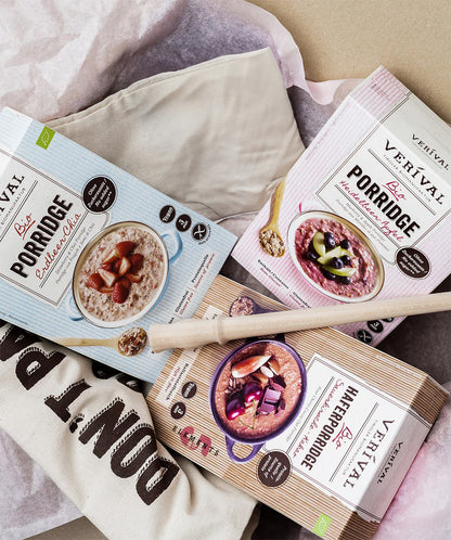 Das Set "Porridge Lover" der Verival Bio GmbH mit drei Porridge-Geschmacksrichtungen im Stoffbeutel mit Holzlöffel ist das ideale vegane Geschenkset für alle Porridge-Fans und besticht durch attraktive Verpackungs- und Servierideen.